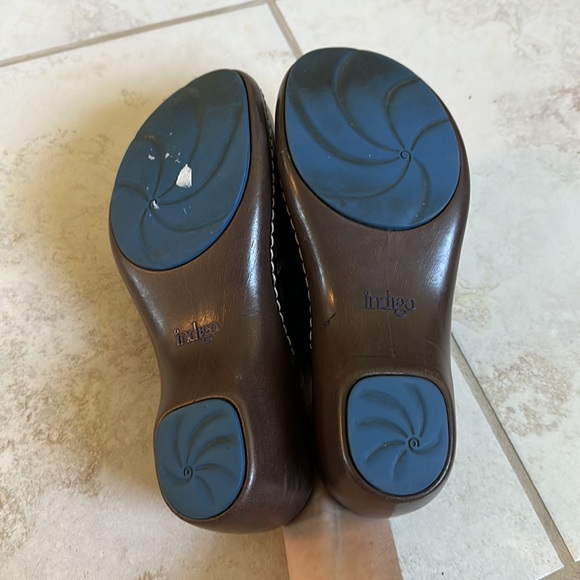 Clark’s Indigo black leather embroidered flower slip on clogs - Picture 4 of 5